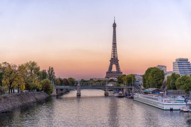 Eiffel Kulesi 'nin günbatımı manzarası. Sonbaharda Iles aux cygnes' den La Seine 'in ışığı yok.