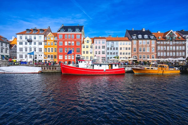 Ünlü Kopenhag kanalı Nyhavn boyunca renkli evler 