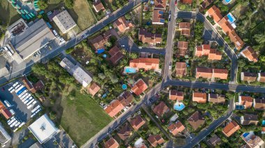 Albi, Güney Fransa 'daki kırmızı tuğlalı evin yukarıdan görünüşü