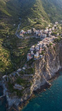Sabahleyin İtalya Cinque Terre 'de Corniglia' nın hava aracı görüntüsü alındı.