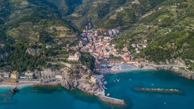 Monterosso sahilinin yaz mevsiminde güneş şemsiyesiyle dolu hava aracı görüntüsü.