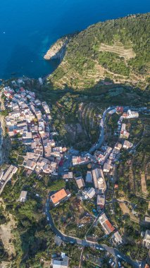 İtalya 'nın Cinque Terre kentindeki anıtta Corniglia' nın yukarıdan görünüşü