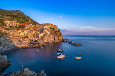 Manarola 'nın gün batımında Cinque Terre, İtalya' da uzun pozlama görüntüleri
