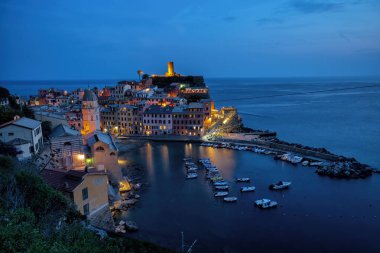 Işıklar açık Vernazza uzun pozlama gece görünümü