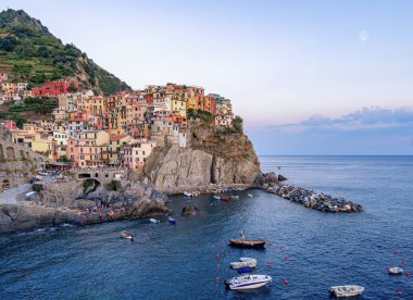 Cinque Terre İtalya 'daki Manarola köyünün gün batımı manzarası