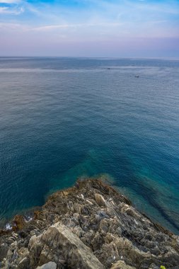 Yazın Riomaggiore 'de kaya ve deniz ufku