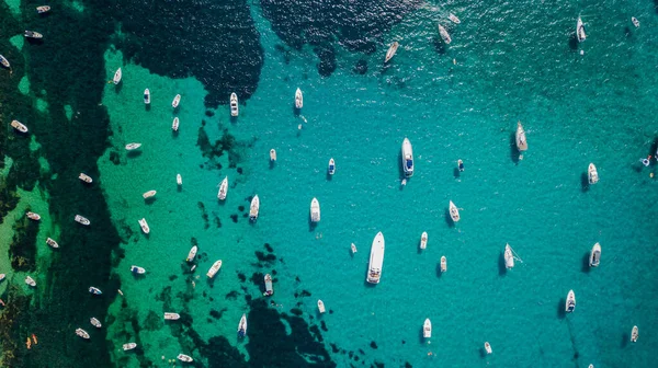 Overhead antenn drönare utsikt över båtar i Medelhavet havet på sommaren solig dag nära Nice, cote dazur, södra Frankrike — Stockfoto