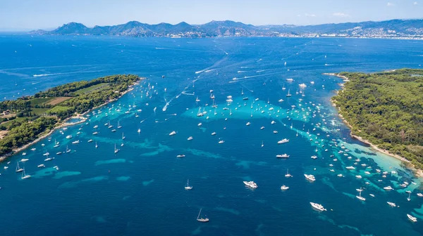 Aerial drone shot view of yachts between Ile Sainte Marguerite and Ile Saint Honorat in mediterranean sea — 스톡 사진