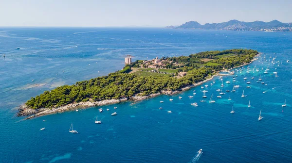 Akdeniz 'de Ile Sainte Marguerite ve Ile Saint Honorat arasındaki yatların hava aracı görüntüsü