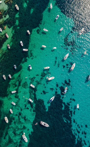 Yaz mevsiminde Akdeniz 'de güneşli bir günde Nice, Cote Dazur, Güney Fransa yakınlarındaki yatların hava aracı görüntüsü.