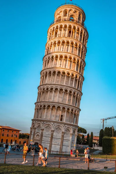 Pisa, Itália - 28 de agosto de 2018: Turistas que apreciam a hora do pôr-do-sol por Pisa Leaning Tower — Fotografia de Stock