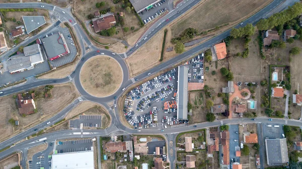 Luftaufnahme von roten Backsteinhäusern und Stadtstraßen in der Stadt Albi, Südfrankreich — Stockfoto