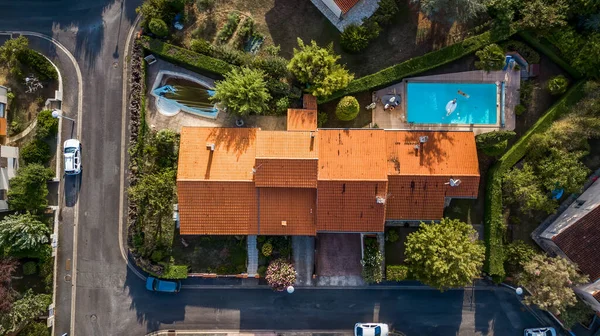 Aerial drone Widok typowego domu z czerwonej cegły Tuluzy w południowej Francji — Zdjęcie stockowe
