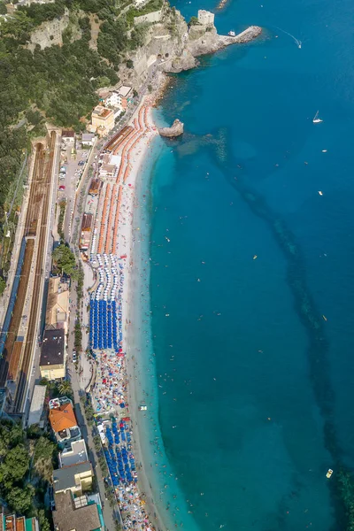 Aerial drone strzał widok na plaży Monterosso wypełnione parasolem w okresie letnim — Zdjęcie stockowe