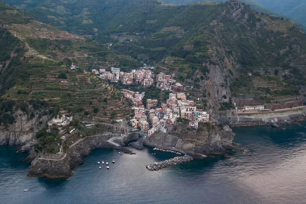 Vue aérienne par drone du village de Riomaggiore tôt le matin à Cinque Terre, Italie — Photo