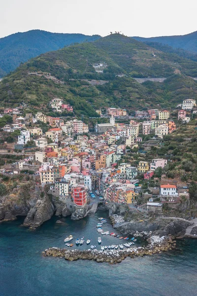 Hava aracı sabahın erken saatlerinde İtalya 'nın Cinque Terre kentinde Riomaggiore köyünü görüntüledi. — Stok fotoğraf