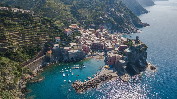 Flygdrönare bild av Vernazza hamn i Cinque Terre, Italien — Stockfoto