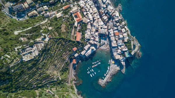 Вид сверху на порт Вернацца в Чинкве-Терре, Италия в полдень — стоковое фото