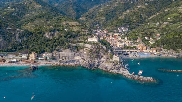 Monterosso sahilinin yaz mevsiminde güneş şemsiyesiyle dolu hava aracı görüntüsü. — Stok fotoğraf