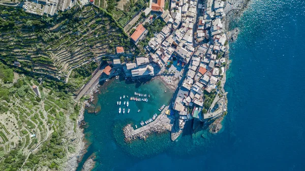 Öğlen saatlerinde Cinque Terre, İtalya 'daki Vernazza liman plajının yukarıdan görünüşü — Stok fotoğraf