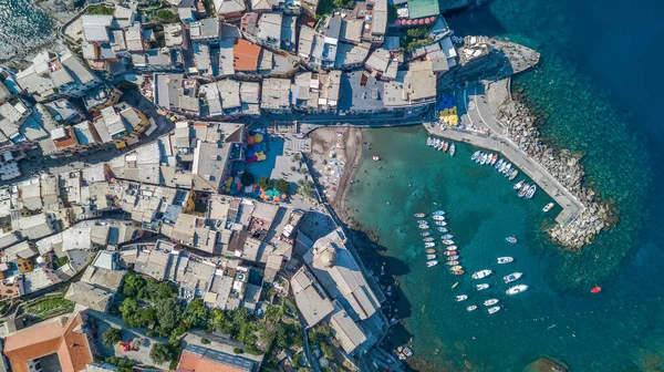 Öğlen saatlerinde Cinque Terre, İtalya 'daki Vernazza liman plajının yukarıdan görünüşü — Stok fotoğraf