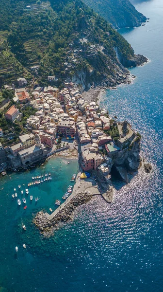 İtalya Cinque Terre 'deki Vernazza limanının hava aracı görüntüsü