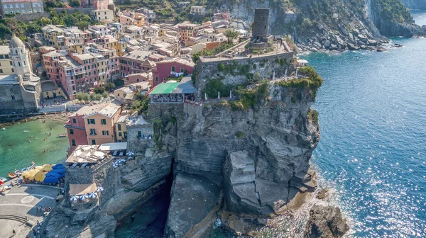 Flygdrönare bild av Vernazza hamn i Cinque Terre, Italien — Stockfoto