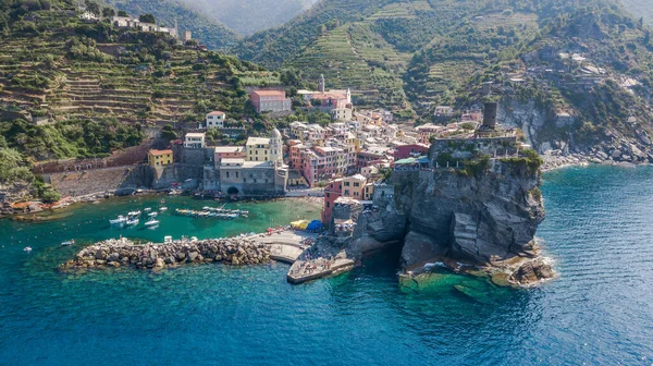 Vista aérea do porto de Vernazza em Cinque Terre, Itália — Fotografia de Stock