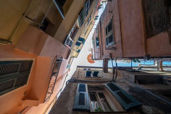 Upward view from narrow street in Vernazza in Cinque Terre, Italy — Stock Photo, Image