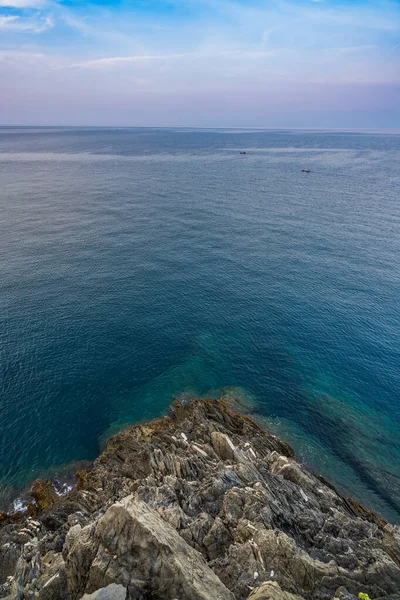 L'horizon rocheux et maritime à Riomaggiore en été — Photo