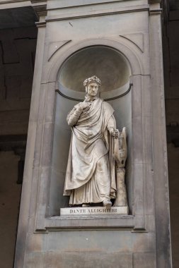 Florence, İtalya - 26 Ağustos 2018: Piazza della Signoria 'da Dante Allighieri' nin heykeli