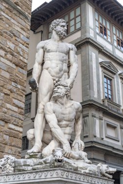 Floransa, İtalya - 26 Ağustos 2018: Piazza della Signoria 'da Bartolommeo Bandinellis Herkül ve Cacus' ün heykeli