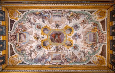 Florence, İtalya - 25 Ağustos - Piazza della Signoria yakınlarındaki Uffizi Galeri Sanat Müzesi 'nde antika fresk tavan tasarımı