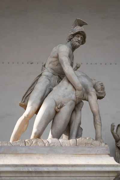 Florencia, Italia - 25 de agosto de 2018: Estatua escultórica de un hombre sosteniendo a su moribundo compañero en Piazza della Signoria — Foto de Stock