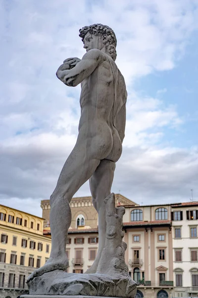 Florencia, Italia - 26 de agosto de 2018: Estatua de Miguel Ángel David en la Piazza della Signoria en el centro histórico de Florencia — Foto de Stock