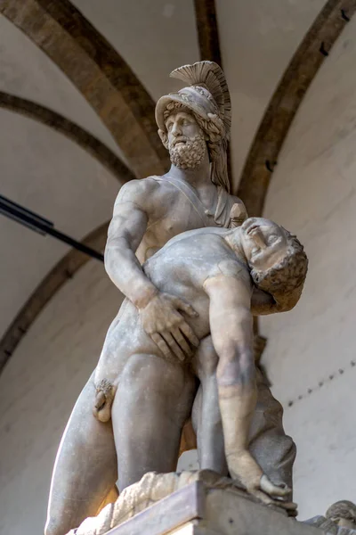 Florencia, Italia - 25 de agosto de 2018: Escultura de un soldado que sostiene a su compañero moribundo en la Piazza della Signoria — Foto de Stock
