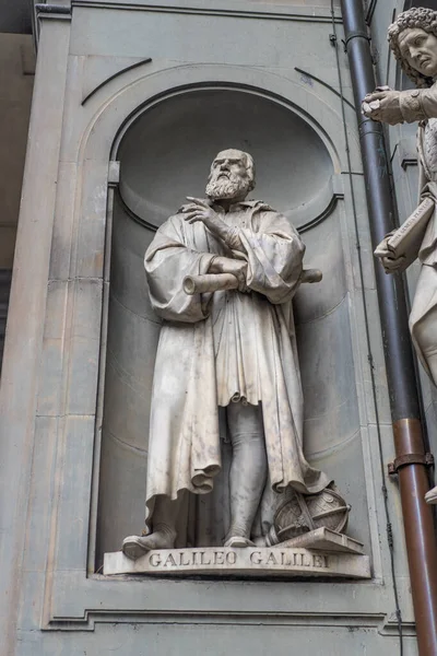 Florence, Italië - 26 augustus 2018: Standbeeld van Galileo Galilei op Piazza della Signoria — Stockfoto