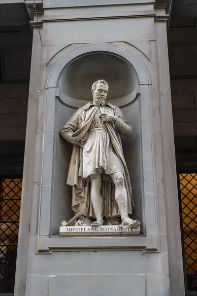 Florence, Italie - 26 août 2018 : Statue de Michelanglo Buonarroti sur la Piazza della Signoria — Photo