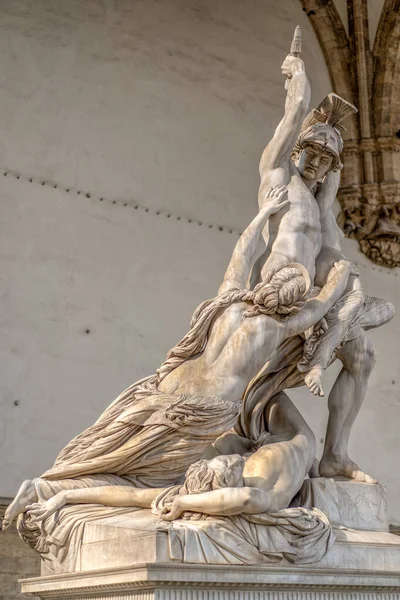 Florencia, Italia - 25 de agosto de 2018: Estatua de escultura en Piazza della Signoria con luz del sol de la mañana — Foto de Stock