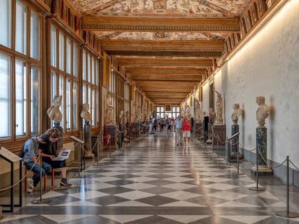 Floransa, İtalya - 25 Ağustos - Piazza della Signoria yakınlarındaki Uffizi Galeri Sanat Müzesi antik koridorunda turistler