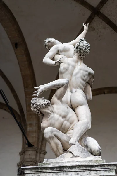 Florencia, Italia - 26 de agosto de 2018: Escultura Giambolognas La violación de la Sabina en Piazza della Signoria — Foto de Stock