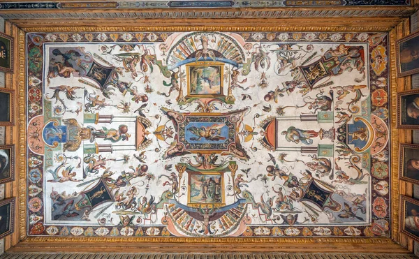 Florencie, Itálie - 25. srpna: Starožitný freskový design stropů v galerijním muzeu Uffizi poblíž náměstí Piazza della Signoria — Stock fotografie