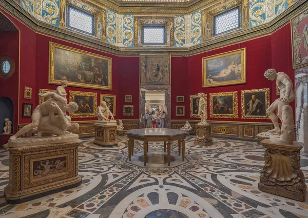 フィレンツェ、イタリア- 8月25日: Signoria広場近くのUffiziギャラリー美術館のインテリアと芸術 — ストック写真