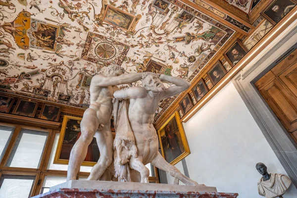 Florencia, Italia - 25 de agosto: Hércules y el Centauro Nessus en la Galería Uffizi museo de arte cerca de Piazza della Signoria — Foto de Stock