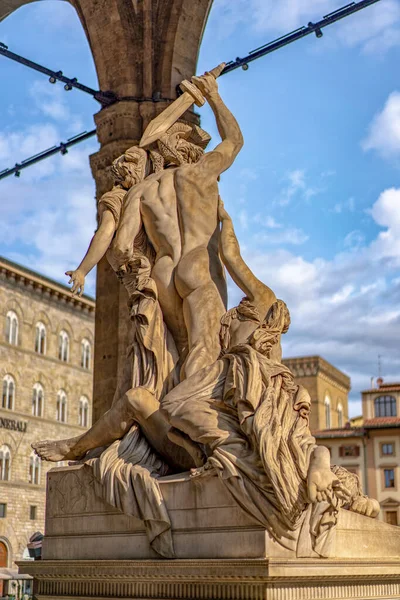 Florença, Itália - 25 de agosto de 2018: Escultura de estátua na Piazza della Signoria com luz solar matinal — Fotografia de Stock