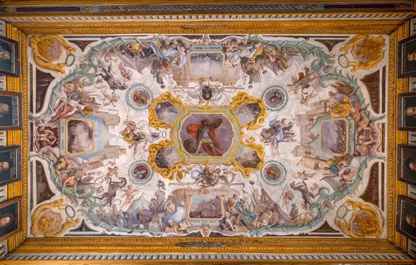 Florens, Italien - 25 augusti: Antik fresco takdesign i Uffizi Galleri konstmuseum nära Piazza della Signoria — Stockfoto