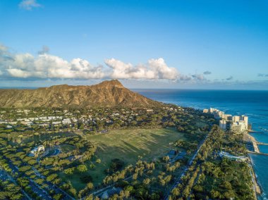 Hawaii Honolulu 'daki Kapiolani Parkı' nın hava aracı görüntüsü.