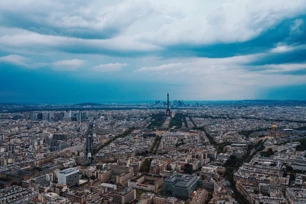 Eiffeltornet möter en tung sommarstorm med utsikt över Paris stad — Stockfoto