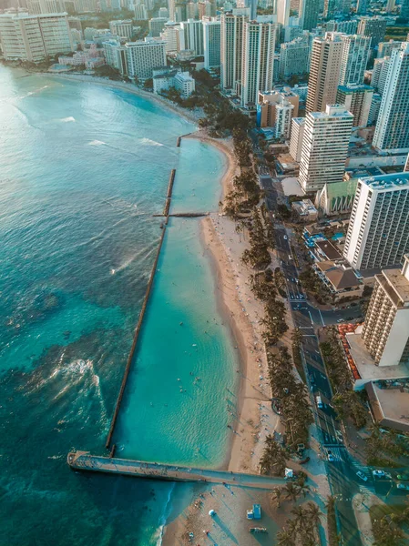 하와이 호놀룰루에 있는 와이키키 해변의 공중 무인기 사진 — 스톡 사진