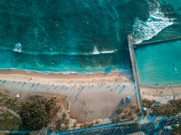 Hawaii, Honolulu 'daki Waikiki sahilinin yaz mevsiminde hava aracı görüntüsü. — Stok fotoğraf